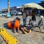 Bombeiros socorrem vítima de colisão entre uma motocicleta e um carro em Cáceres