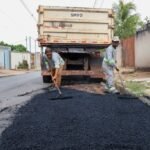 Várzea Grande reforça manutenção viária em ruas e avenidas de diferentes regiões