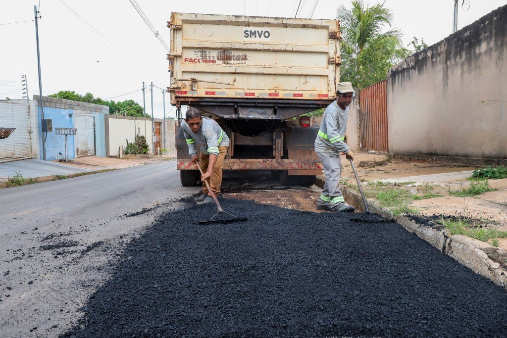 Várzea Grande reforça manutenção viária em ruas e avenidas de diferentes regiões