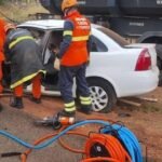 Bombeiros retiram corpos de duas vítimas presas às ferragens após colisão na MT-242