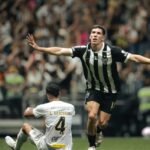 Galo vira nos acréscimos e derruba invencibilidade do Santos