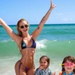 Virginia Fonseca curte dia de praia com as filhas em Miami: ‘A vida presta muito!’