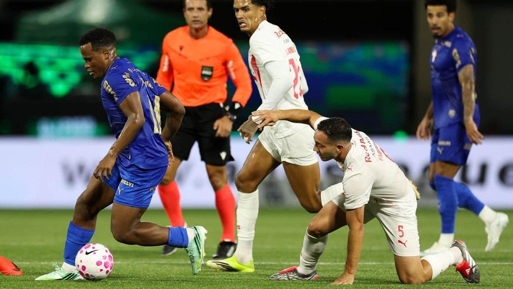 Palmeiras vence o Bragantino, assume a liderança provisória e passa a secar o Flamengo