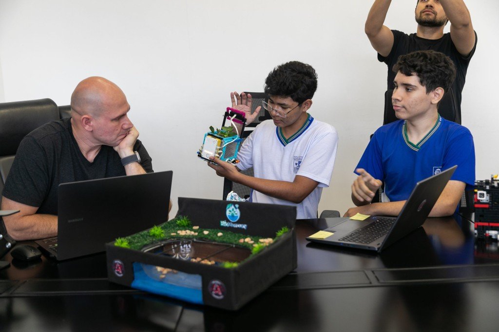Prefeito recebe estudantes premiados em robótica e garante apoio a projetos da rede pública