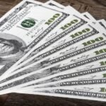 Dólar fecha em queda e acumula desvalorização no ano