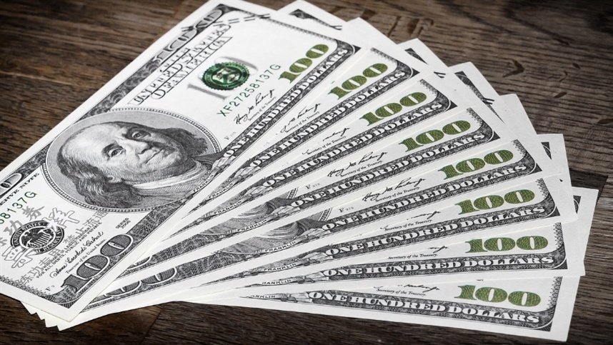 Dólar fecha em queda e acumula desvalorização no ano