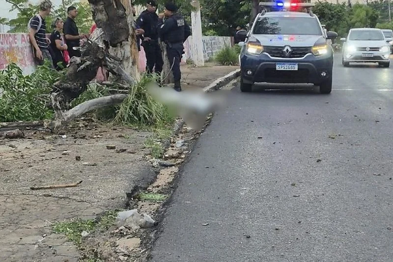 Jovem de 20 anos morre após bater motocicleta contra árvore em Cuiabá