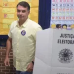 Flávio vota no Rio e fala em reunir “grande time” para reorganizar o Brasil
