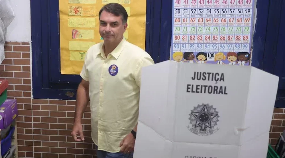 Flávio vota no Rio e fala em reunir “grande time” para reorganizar o Brasil