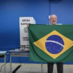 Lula vota em São Bernardo e agradece militância pelo apoio