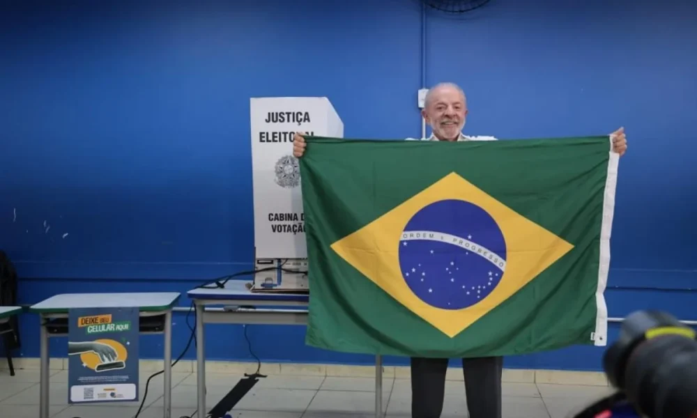 Lula vota em São Bernardo e agradece militância pelo apoio