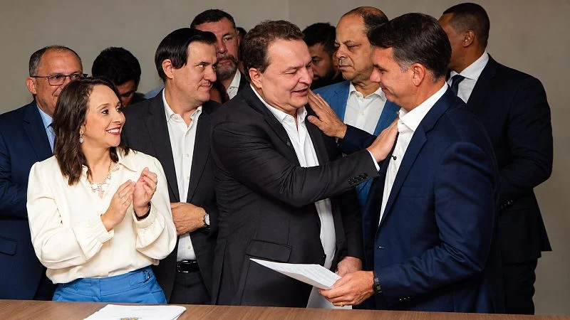Apoiadores de Flávio Bolsonaro querem mobilizar 500 mil eleitores a mais a votarem no 2º turno