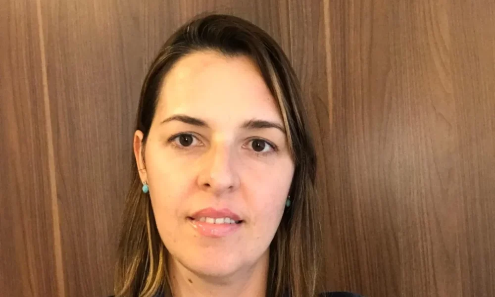 Fake news mira Paola Carlini, mas bastidores confirmam permanência de secretária