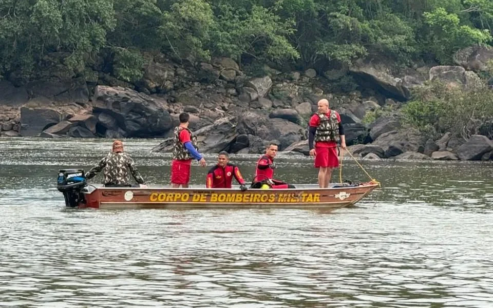 Bombeiros localizam corpo de jovem de 24 anos que se afogou no Salto Magessi em MT