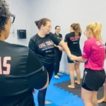 Aulas gratuitas ensinam mulheres a identificar riscos e aplicar técnicas de defesa pessoal na capital