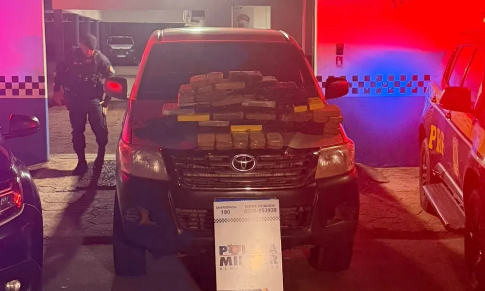 Ação conjunta entre PM e PRF apreende 43 kg de drogas em fundo falso de caminhonete em Canarana