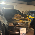PM e PRF apreendem mais de 40 quilos de drogas escondidos em fundo falso de caminhonete