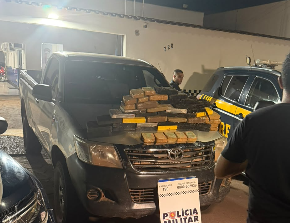 PM e PRF apreendem mais de 40 quilos de drogas escondidos em fundo falso de caminhonete