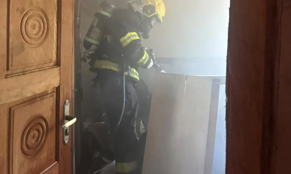 Bombeiros combatem incêndio em quarto de residência na MT-020 em Paranatinga
