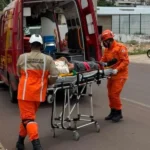 Bombeiros socorrem motociclista após queda em avenida de Água Boa