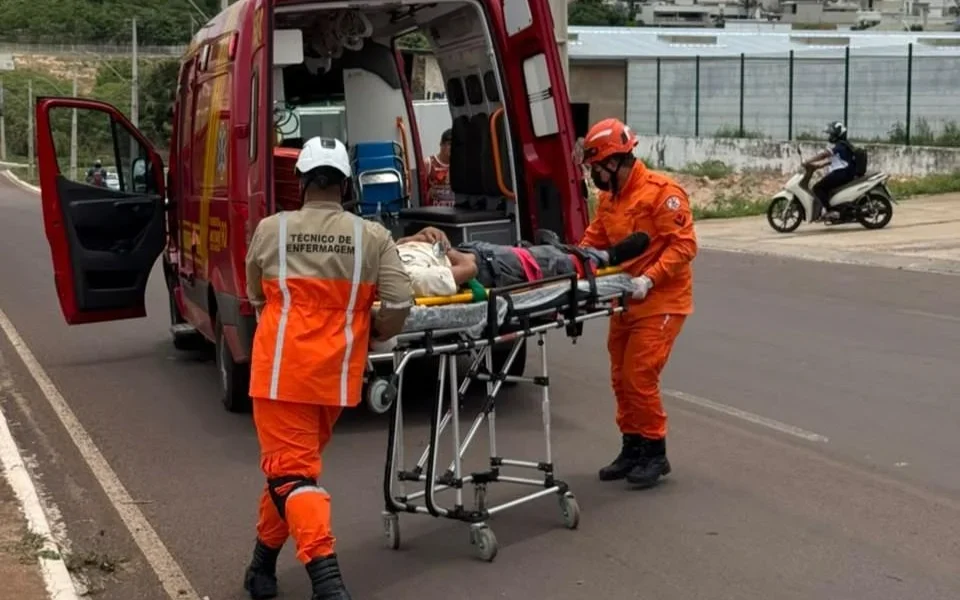 Bombeiros socorrem motociclista após queda em avenida de Água Boa