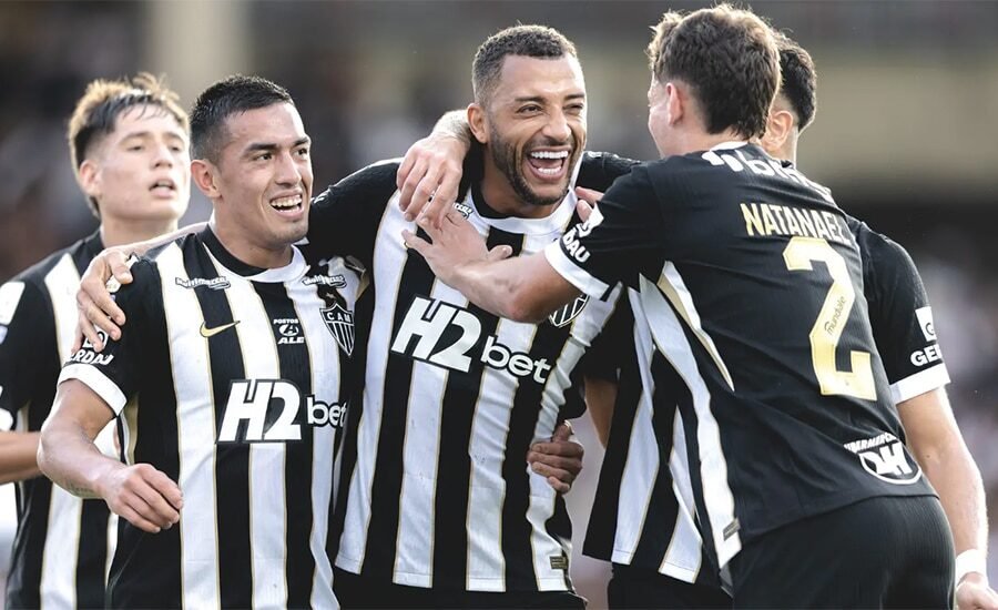 Atlético-MG vence Coritiba, amplia série invicta e dorme no G5 do Brasileirão