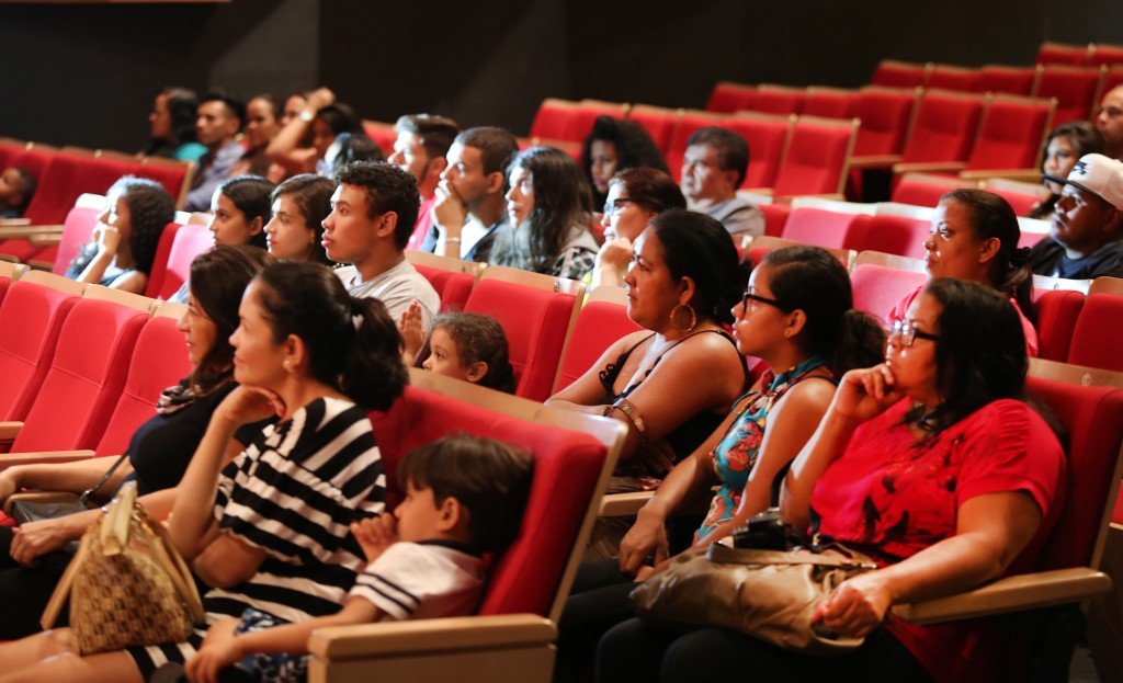 Lei aprovada pela ALMT garante sessões de cinema adaptadas para crianças com autismo