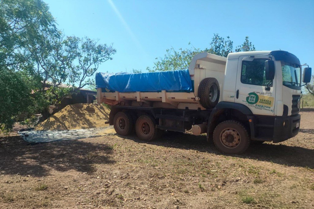 Prefeitura transporta 3,3 toneladas de casquinha de soja para produtores da agricultura familiar