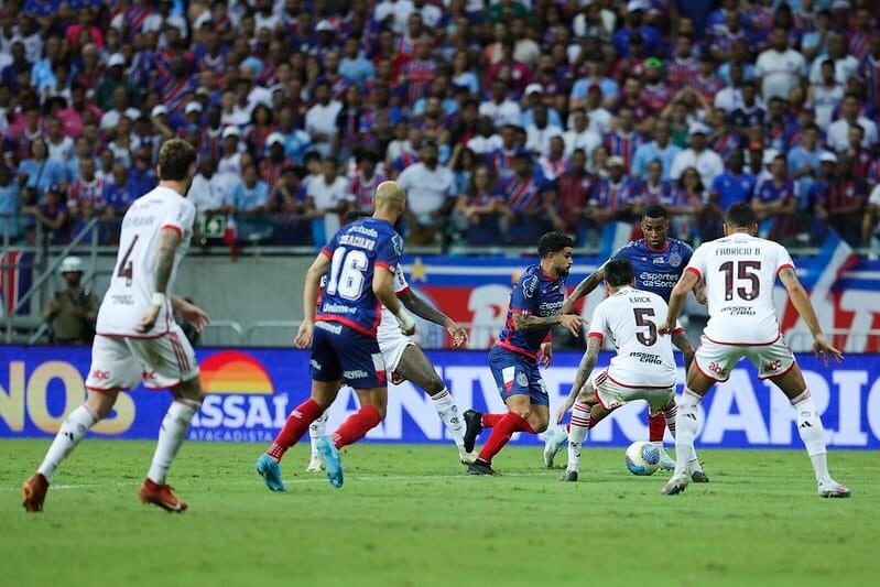 Bahia vence São Paulo e cola no G5 no Brasileirão