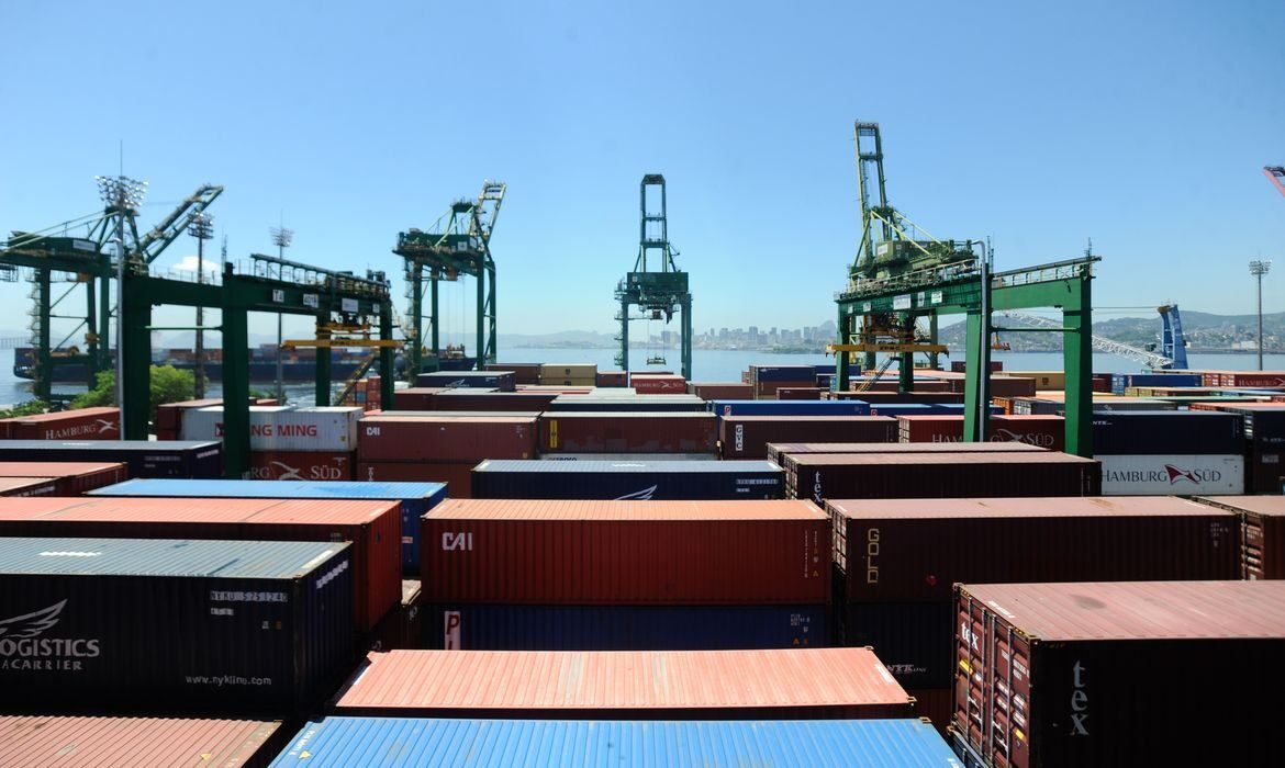 Balança comercial registra superávit de US$ 7,74 bilhões em setembro