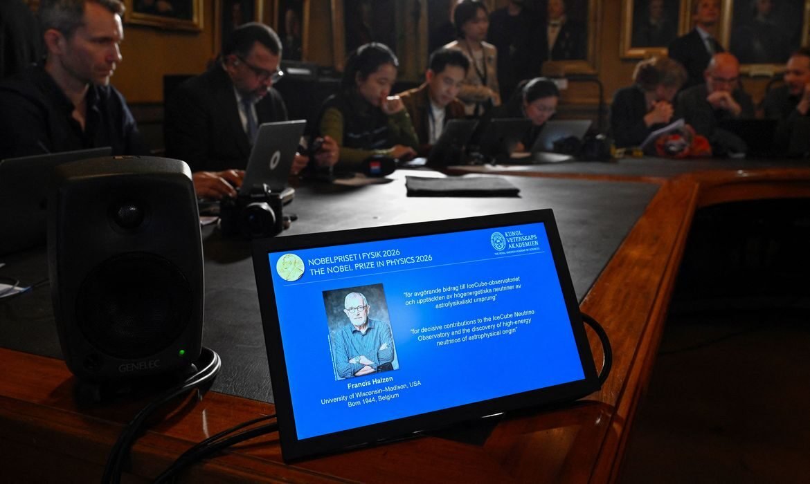 Belga que descobriu menor partícula do universo recebe Nobel de Física
