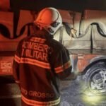 Bombeiros combatem incêndio após carreta pegar fogo em Mato Grosso