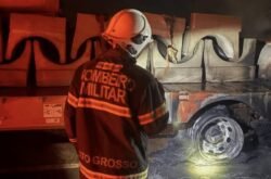 Bombeiros combatem incêndio após carreta pegar fogo em Mato Grosso