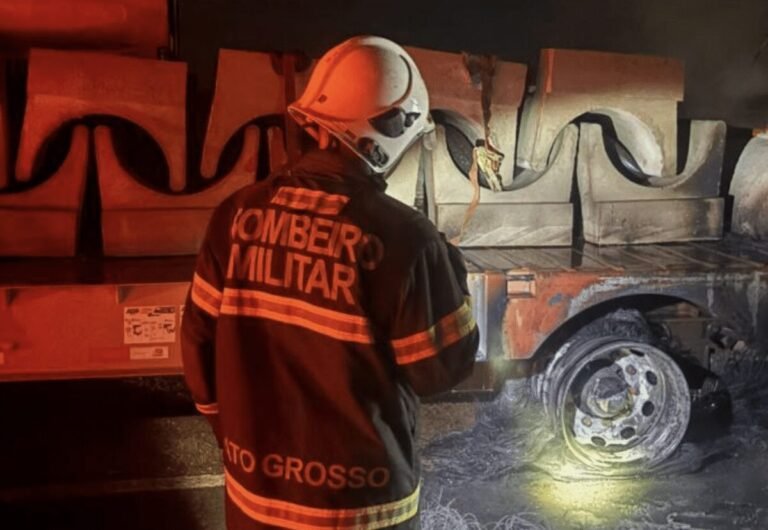 Bombeiros combatem incêndio após carreta pegar fogo em Mato Grosso