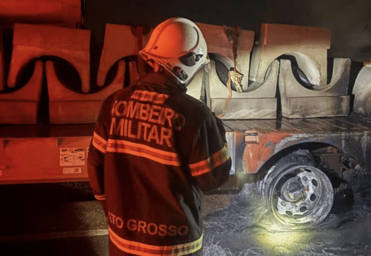 Bombeiros combatem incêndio após carreta pegar fogo em Mato Grosso