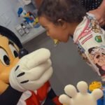 -Clara, filha de Zezé e Graciele ganha café da manhã especial com Mickey e Minnie