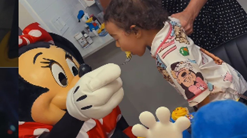 -Clara, filha de Zezé e Graciele ganha café da manhã especial com Mickey e Minnie