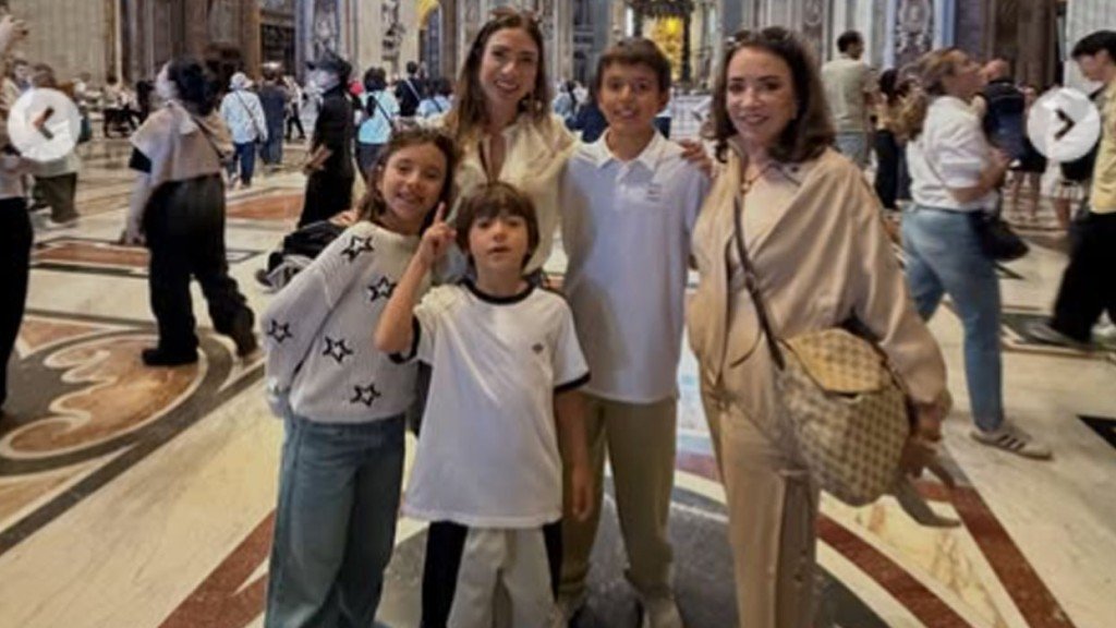 Patrícia Abravanel curte  viagem com a mãe e os três filhos: ‘Daqui vem minha força’