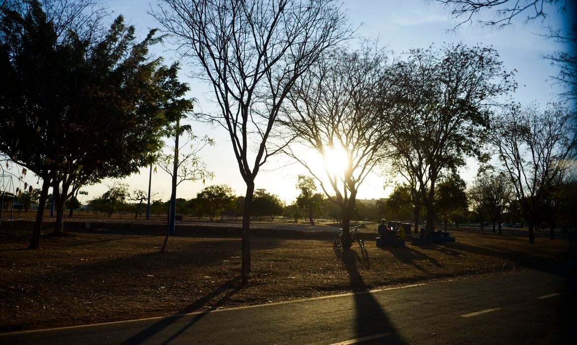 Calor e chuva persistem em grande parte do país