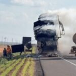 Carreta carregada com pluma de algodão pega fogo na BR-163 em Lucas do Rio Verde