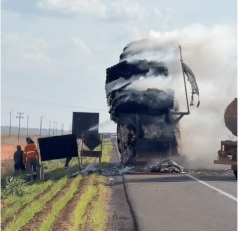 Carreta carregada com pluma de algodão pega fogo na BR-163 em Lucas do Rio Verde