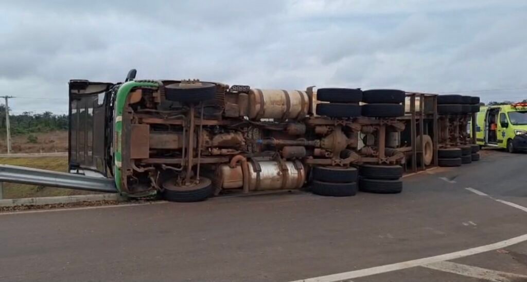 Carreta tomba, derruba carga e interdita parcialmente viaduto na BR-163 em Sinop