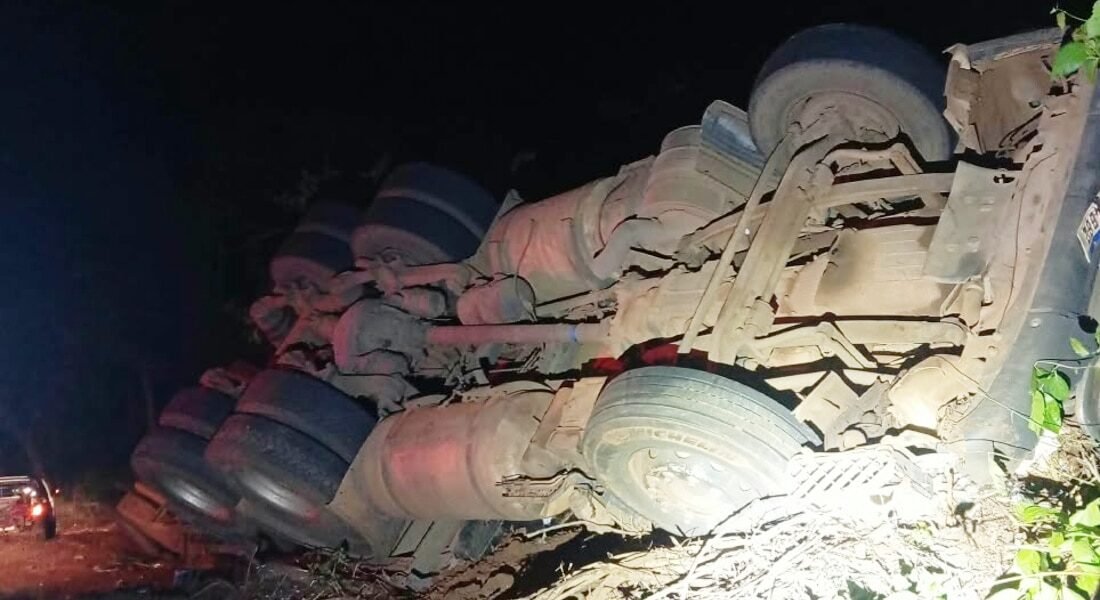 Carreta tomba e derrama 37 toneladas de soja em rodovia de Mato Grosso; um ferido
