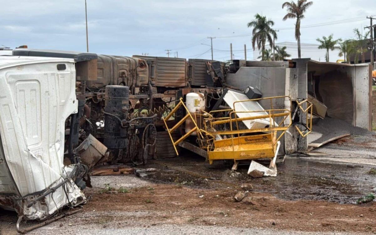 Carreta tomba e homem morre na BR-163 em Sorriso
