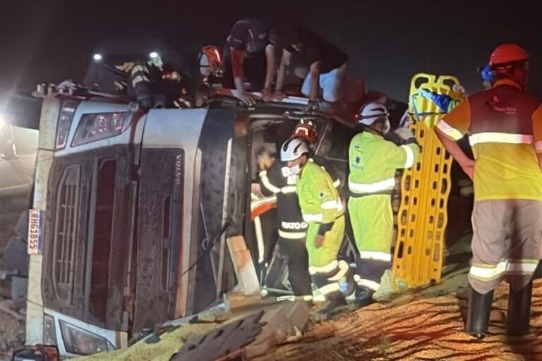 Carreta tomba na BR-163 entre Sinop e Sorriso e motorista fica ferido; pista fica interditada