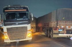 Carretas colidem na BR-163 em Sinop e motorista fica ferido