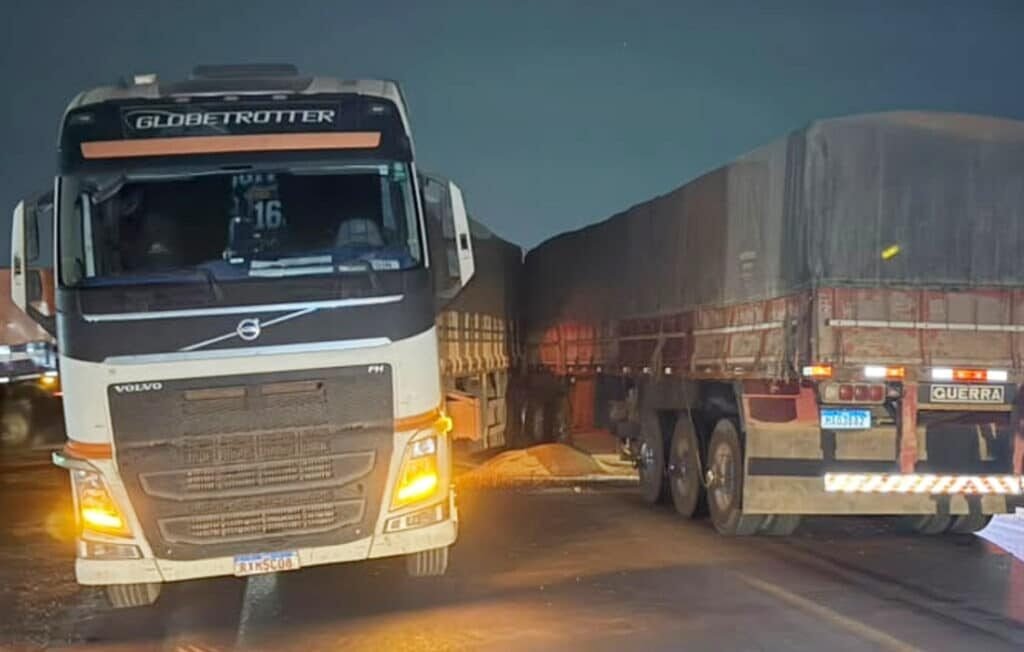 Carretas colidem na BR-163 em Sinop e motorista fica ferido