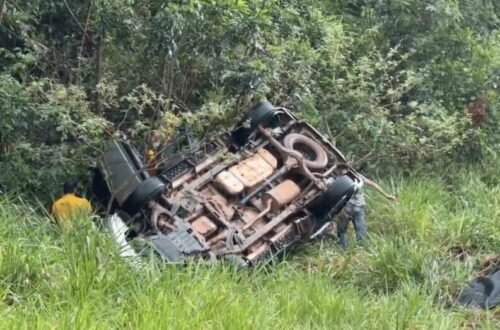 Carro com quatro ocupantes capota durante chuva entre Sorriso e Tapurah