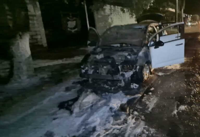 Carro é destruído por incêndio na área central de Sinop