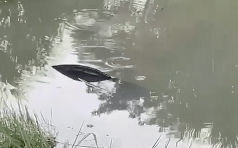 Carro onde estavam duas crianças sai da 163 em Lucas do Rio Verde após colisão com outro e cai em lago